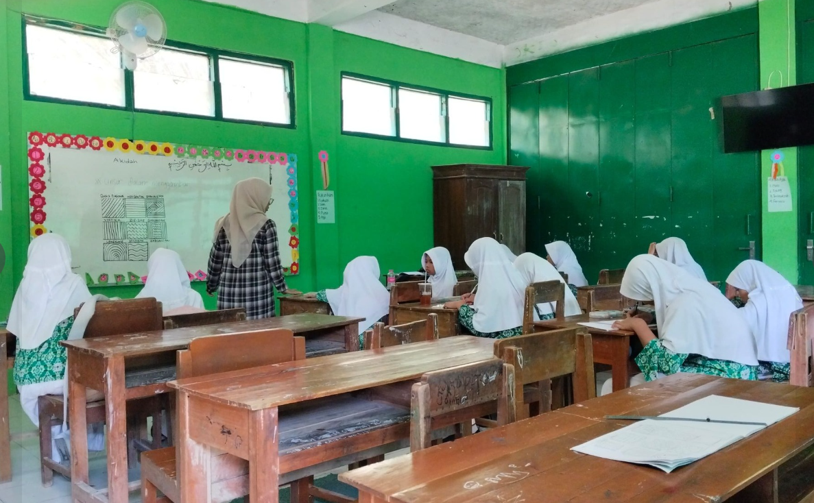 Ekstra kurikuler melukis dan kaligrafi MI Ma'arif Tempursari, kamis manis ceria meski pulangnya jam 2 tetep semangat